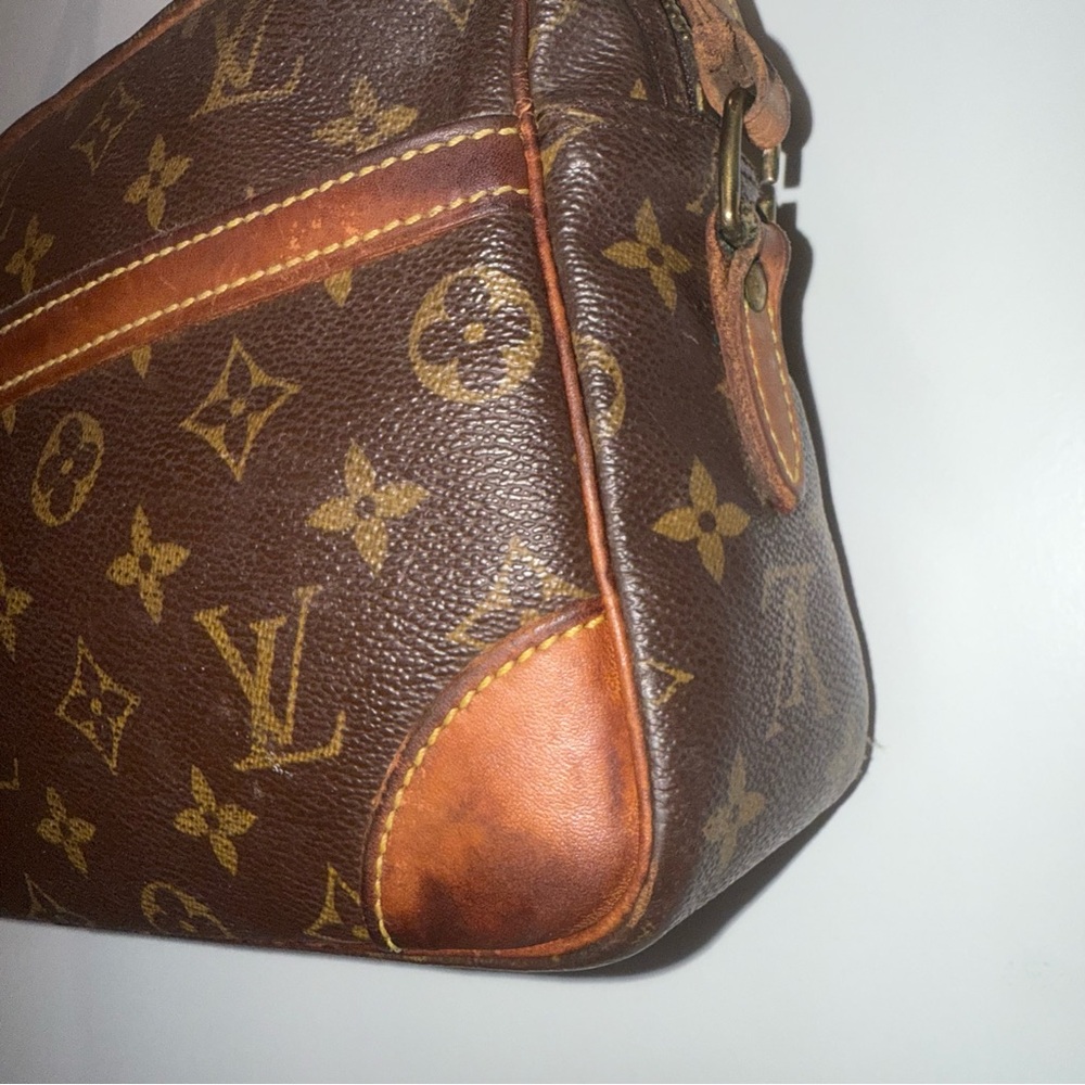 AUTHENTIC Louis Vuitton Trocadero 27 Crossbody Bag - Picture 5 of 16